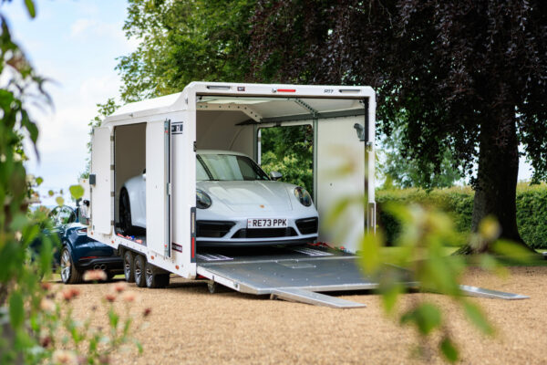 Remorque Porte Voiture Fermé BRIAN JAMES TRAILERS RACE TRANSPORTER 7 WHITE